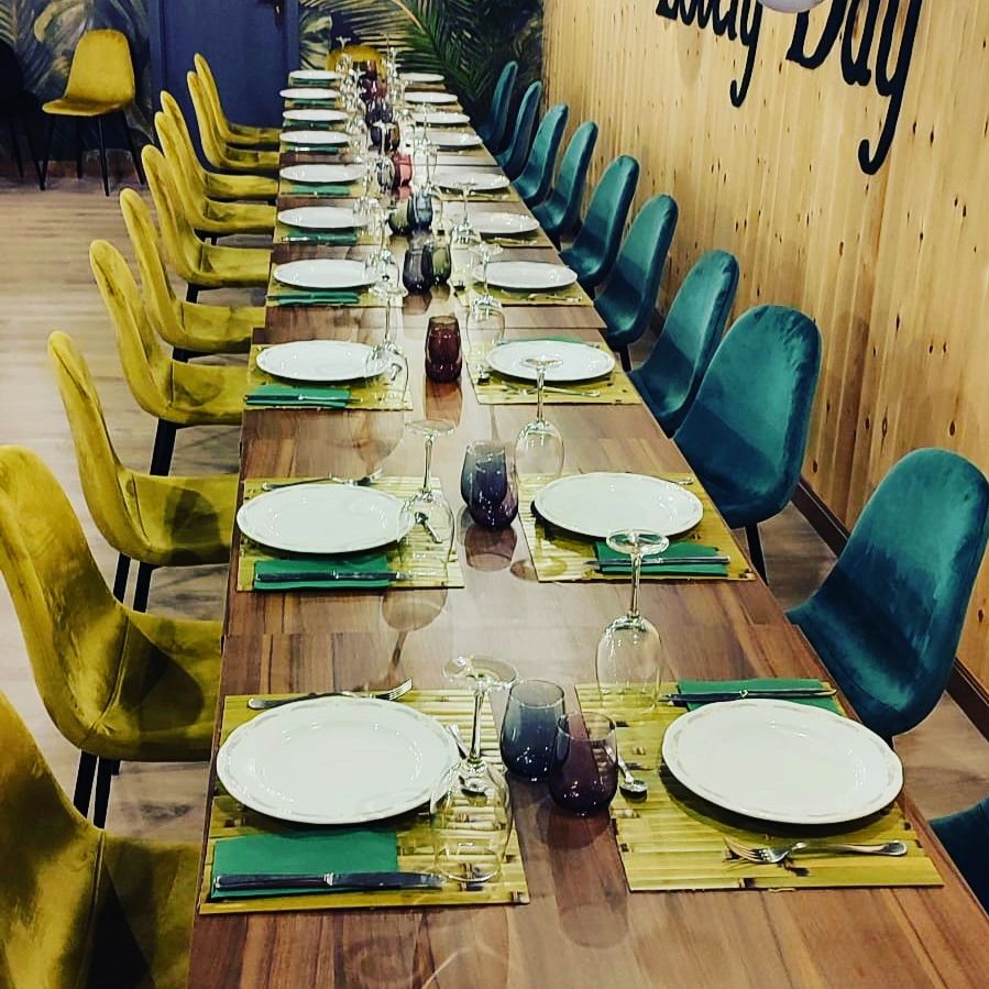 Mesa larga montada para un grupo